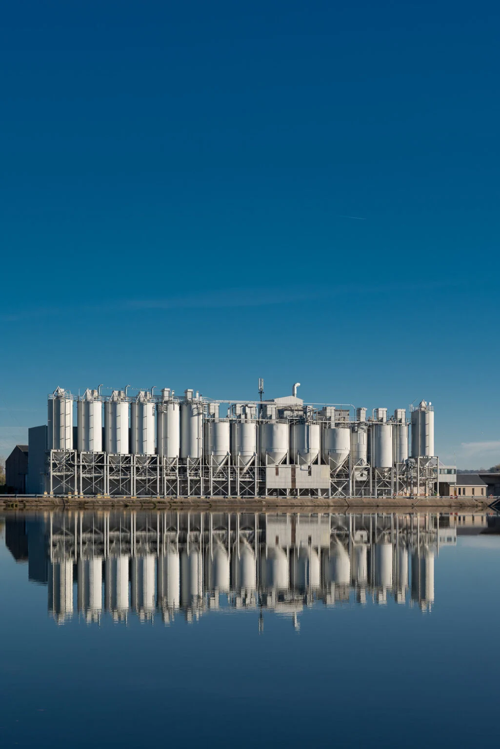 Industrielle Anlage als Sinnbild für Transformation und vernetzte Prozesse